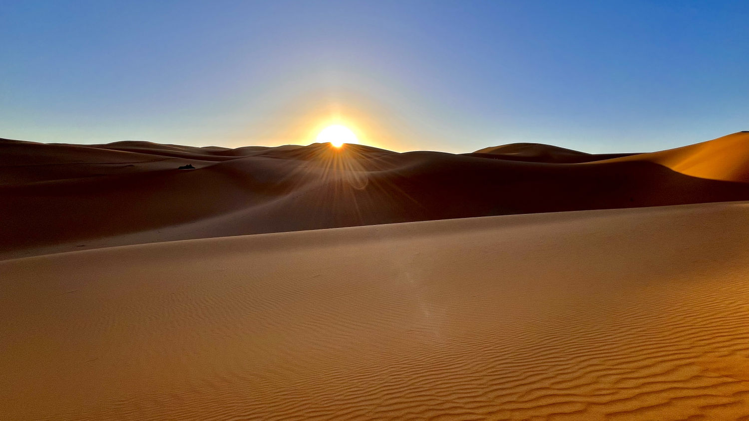 El sol asoma en las dunas de Erg Chebbi.