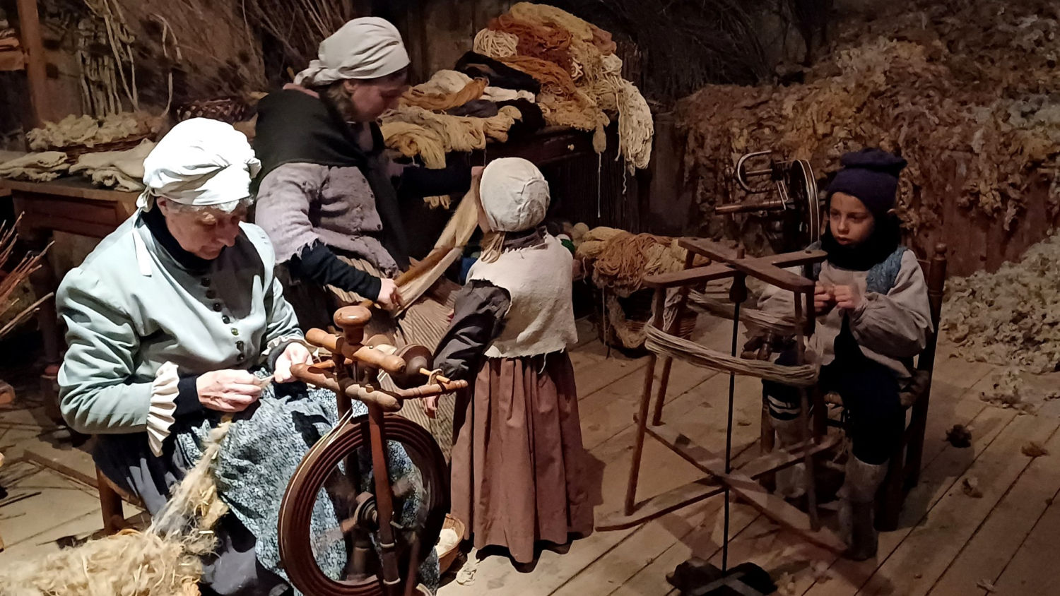 Tejedoras en el Pessebre Vivent d'Ardèvol.