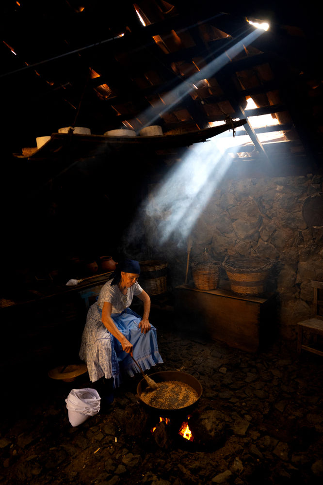 Tostando trigo (Chirche, Guía de Isora, Tenerife)