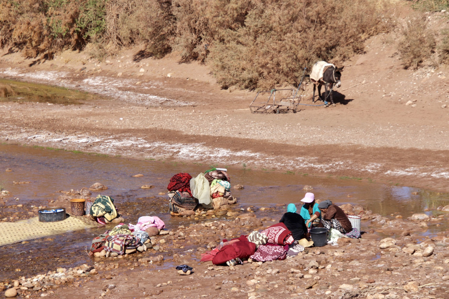 Ropa secándose al sol en el río Ounila.