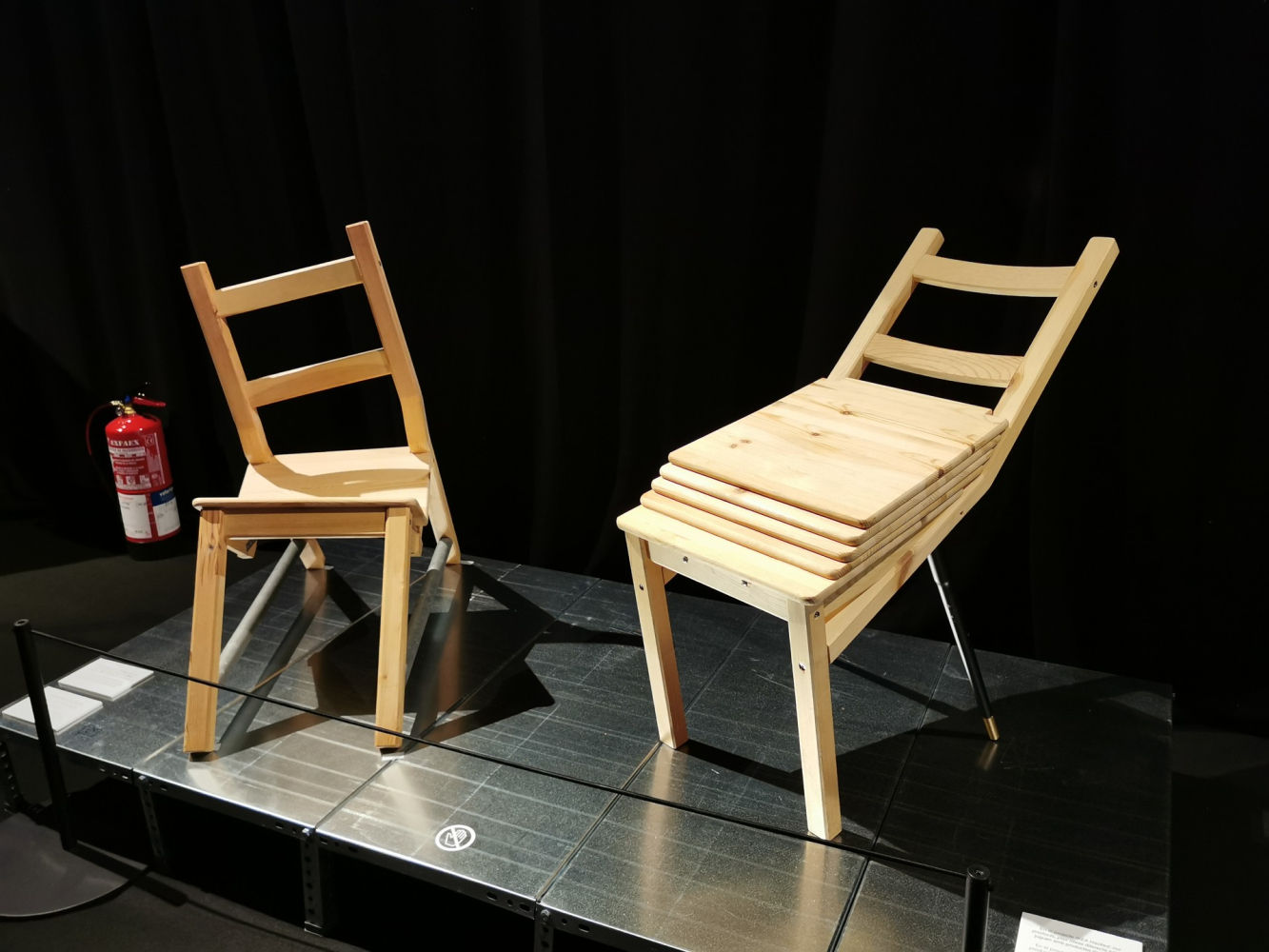 Sillas de diseño expuestas en la muestra '100 objetos de IKEA que nos hubiera gustado tener en VINÇON'.