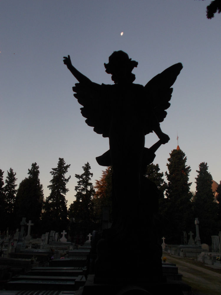 El anochecer del ángel y la luna de la Almudena.