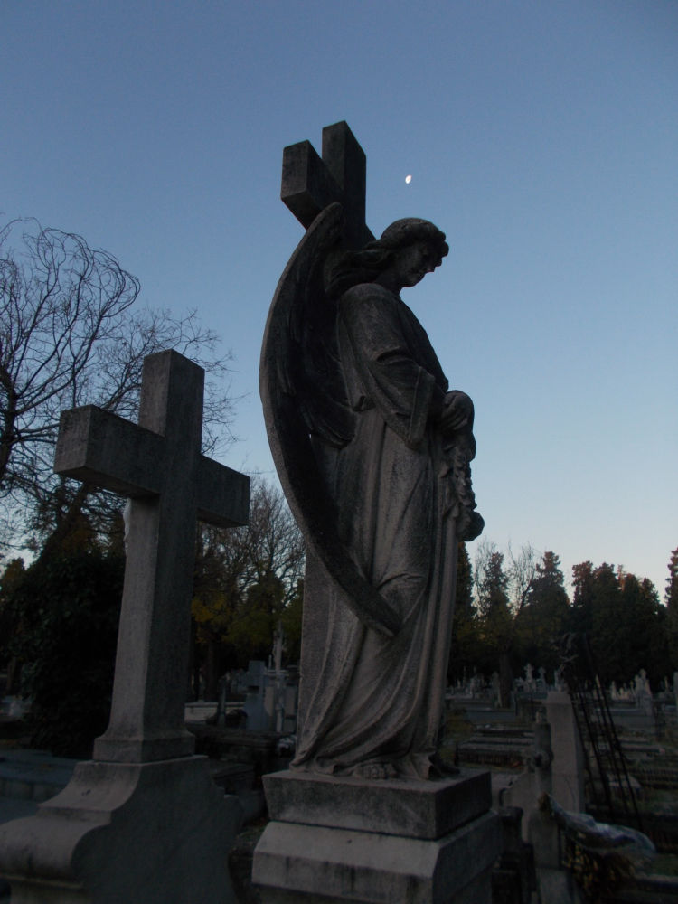 Ángel coronado por la luna en el cementerio de la Almudena.