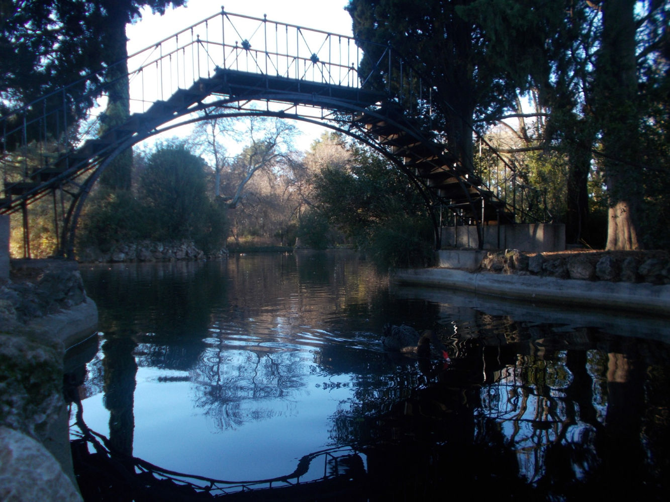El puente de hierro más viejo de España, en el parque de El Capricho.