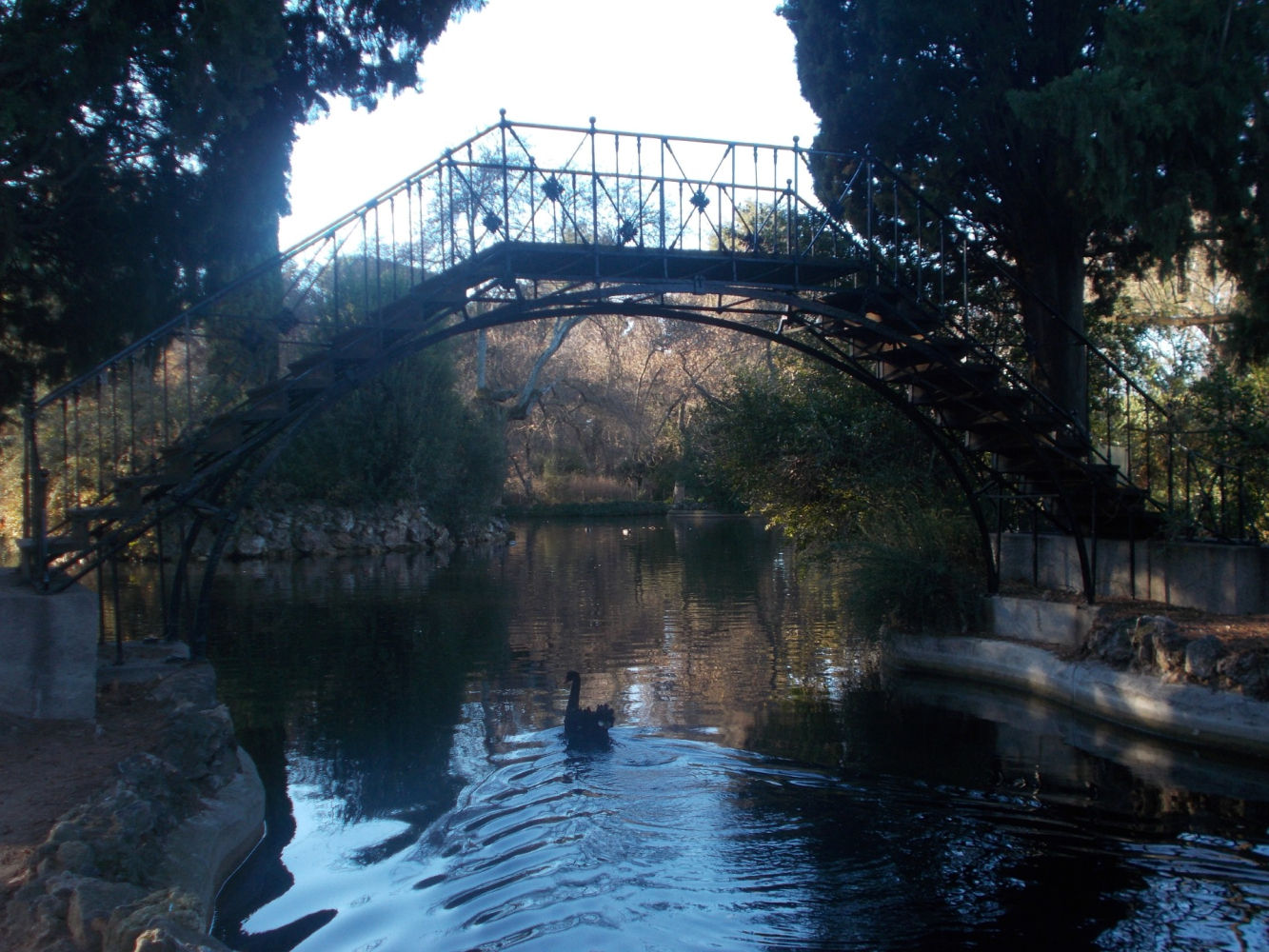 Vista del puente de hierro de El Capricho.