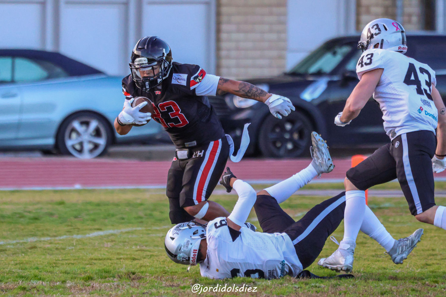 Un jugador de L'Hospitalet Pioners consigue avanzar.
