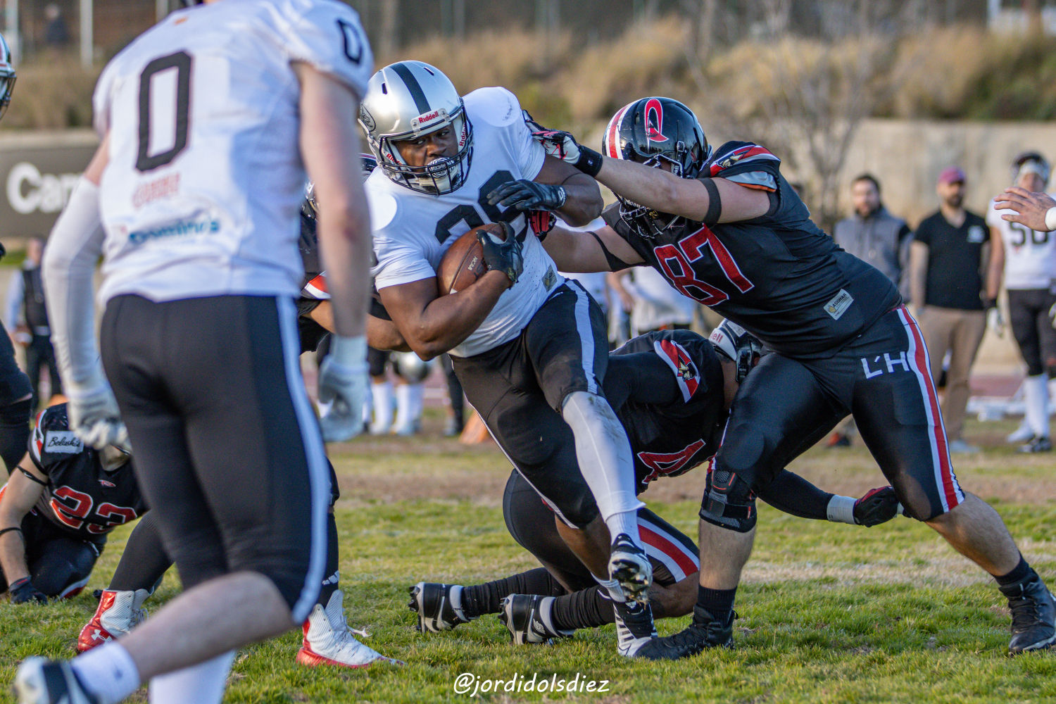 Un jugador de L'Hospitalet Pioners intenta placar a otro del Badalona Dracs.