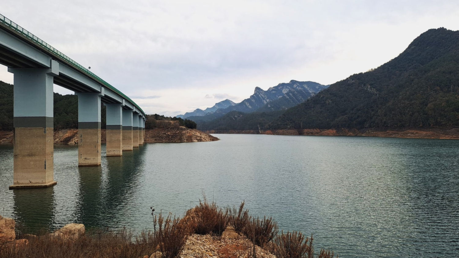 Vista del vial sobre el pantano de La Baells.