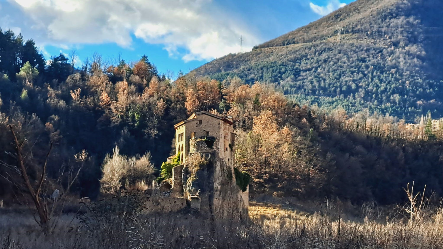 Vista del monasterio de Sant Salvador de la Vedella.