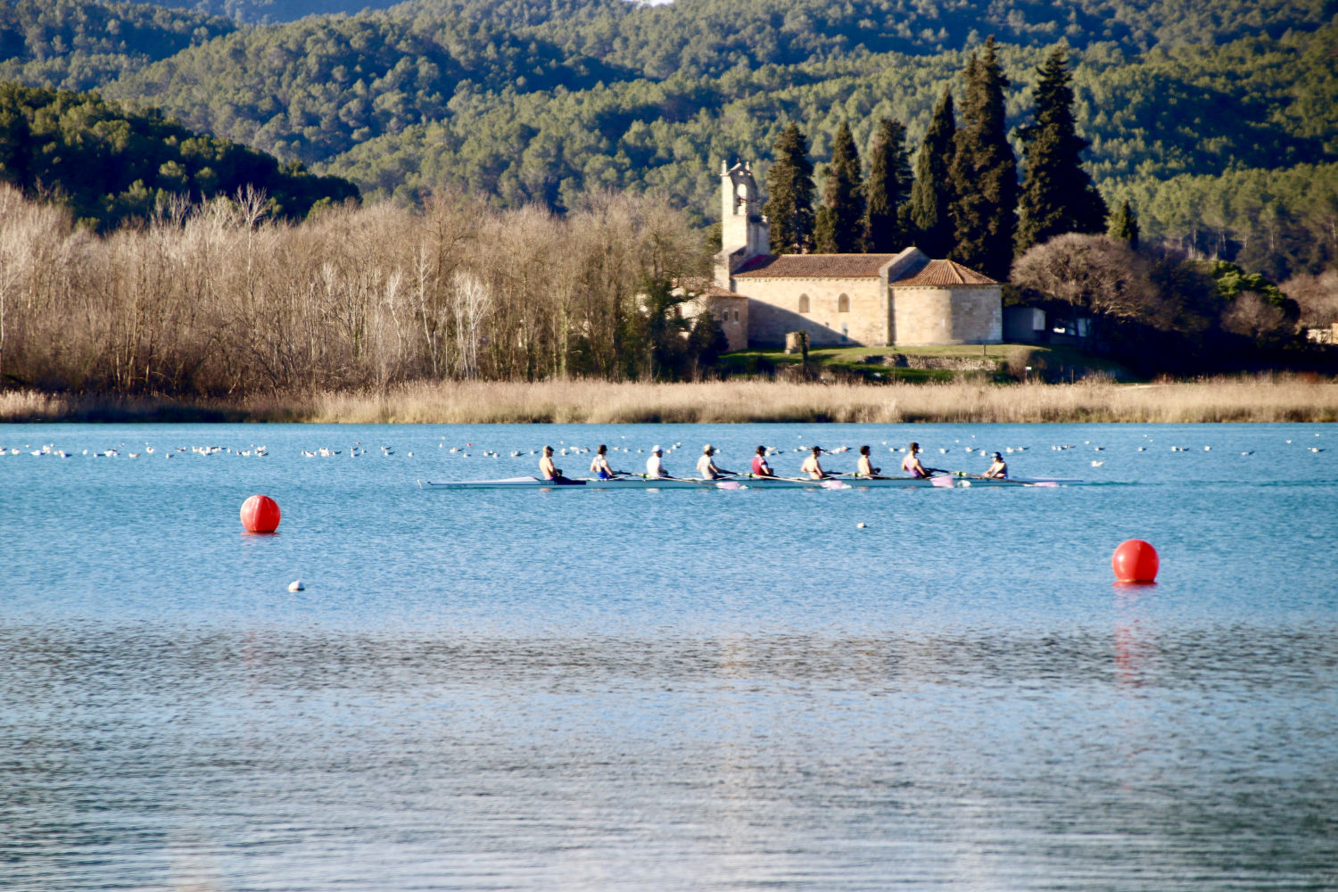 Remando en un día de invierno en el estanque de Banyoles.