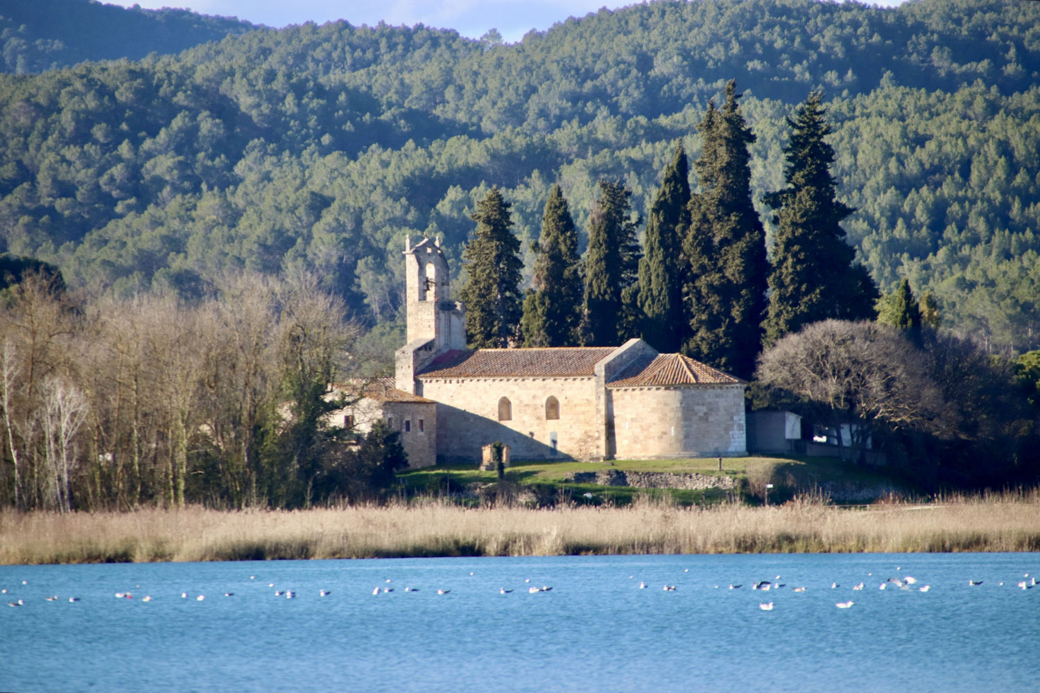 La iglesia de Santa Maria de Porqueres vista desde el lago de Banyoles.