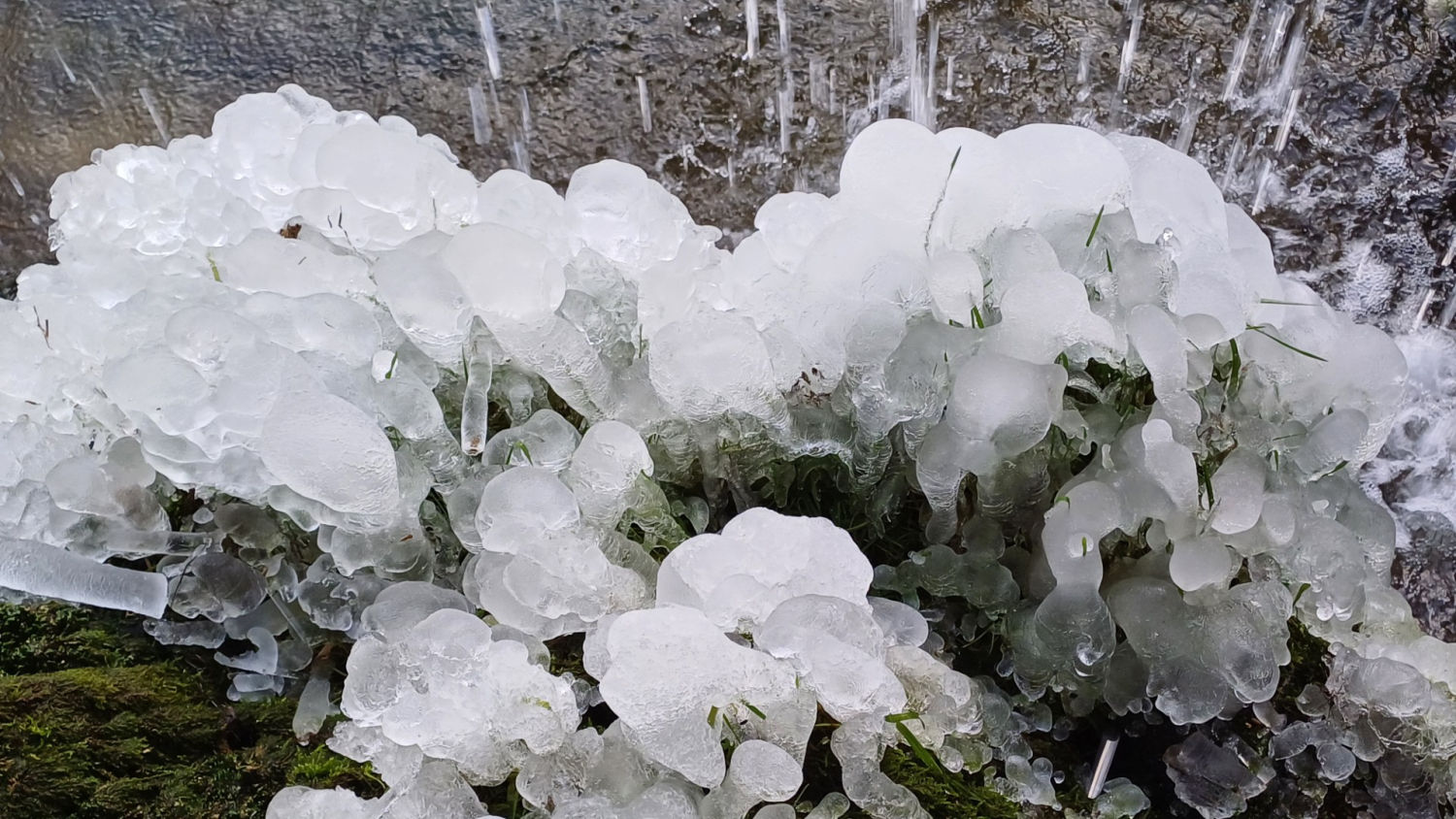 Bolas de hielo en la riera de Clarà.