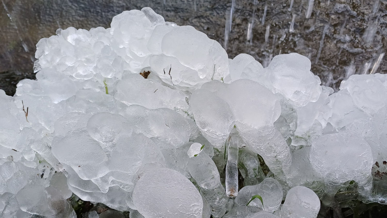 Hielo en la riera de Clarà.