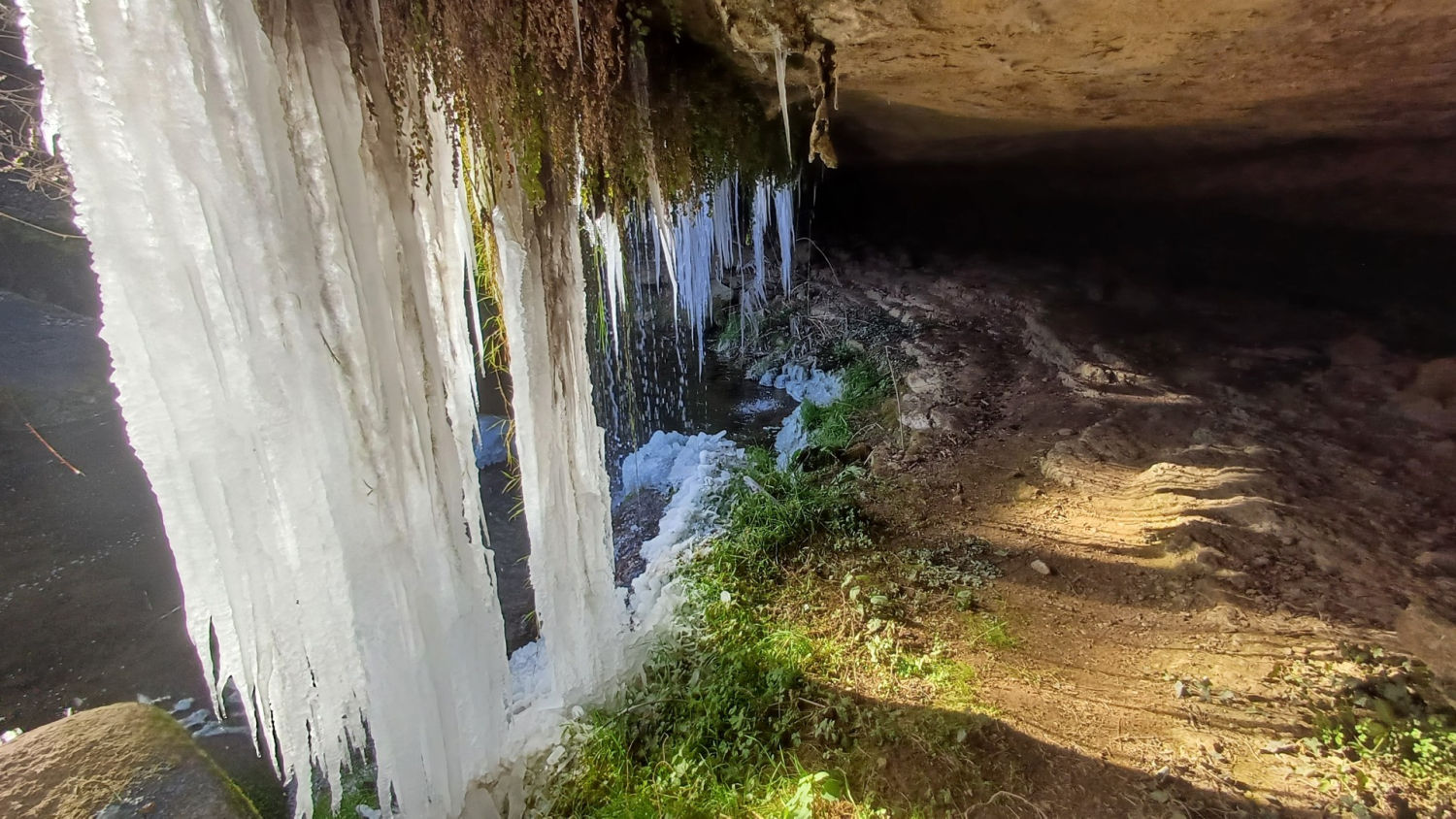 La riera de Clarà con carámbanos.