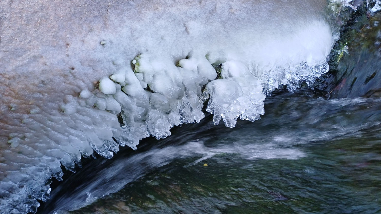 Agua y hielo en la riera de Clarà.