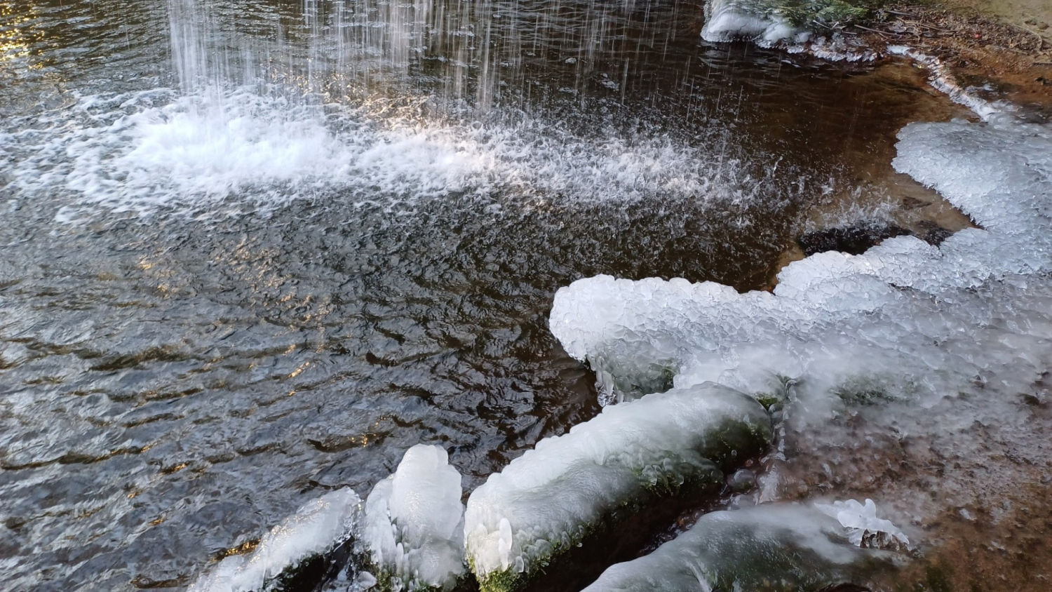 El agua en la poza de hielo de la riera de Clarà.