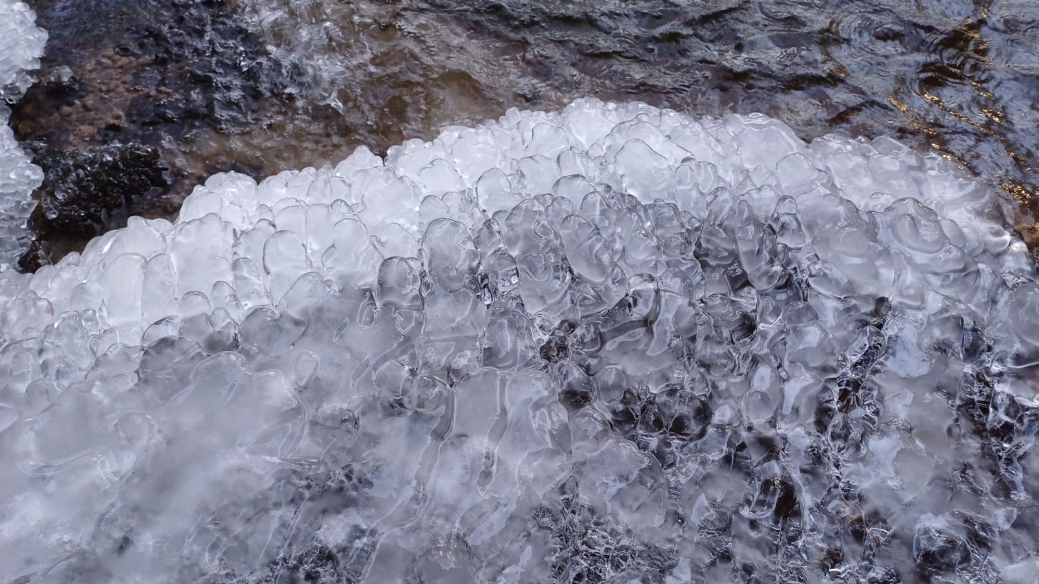 Hielo formado en la riera de Clarà.