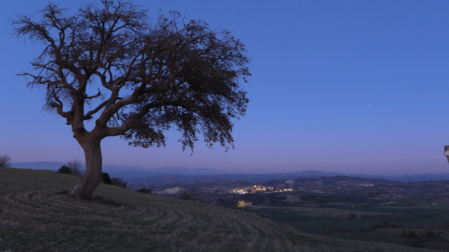 Vista de Ivorra cuando anochece.