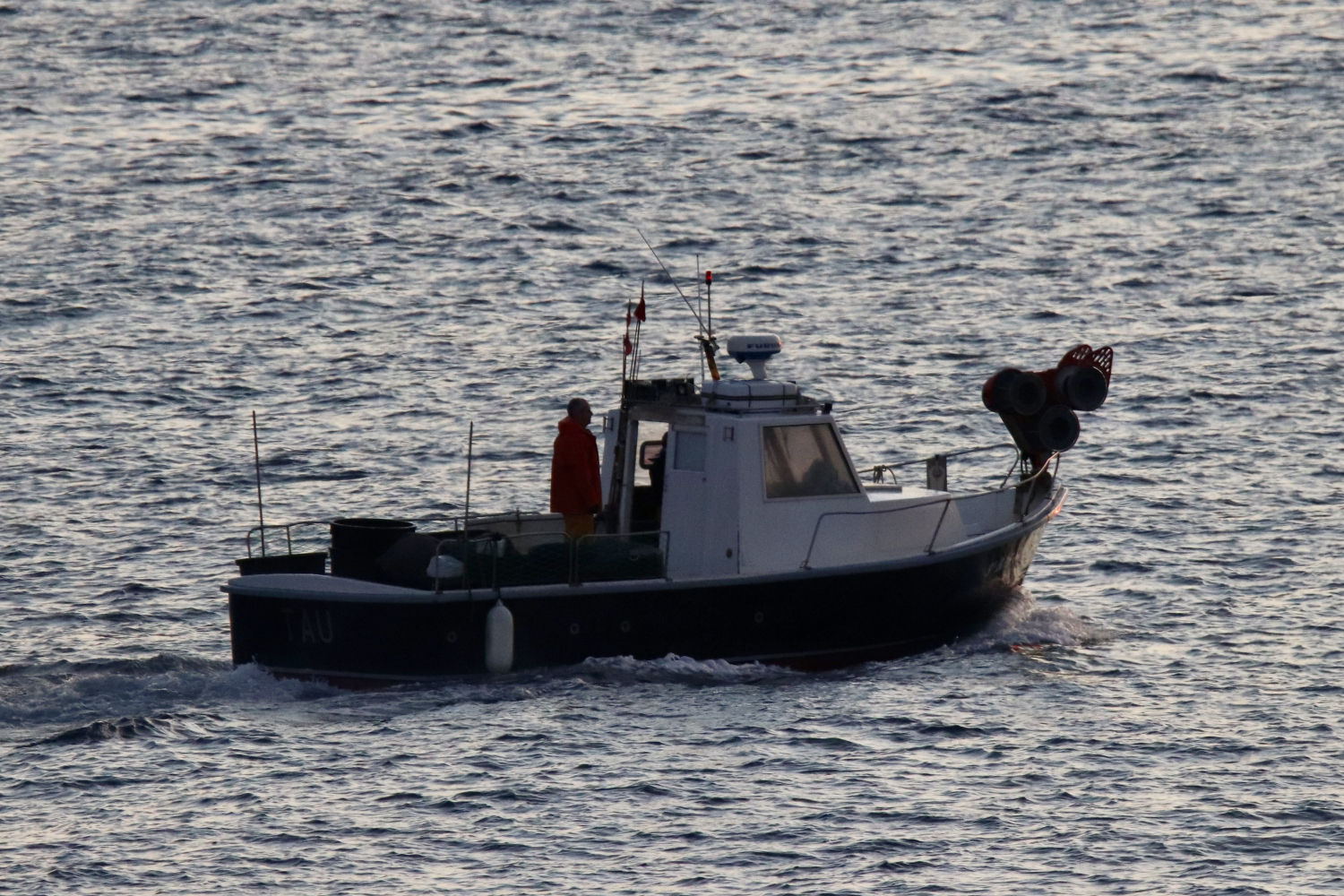 Pescadores faenando frente a la costa de Llafranc.