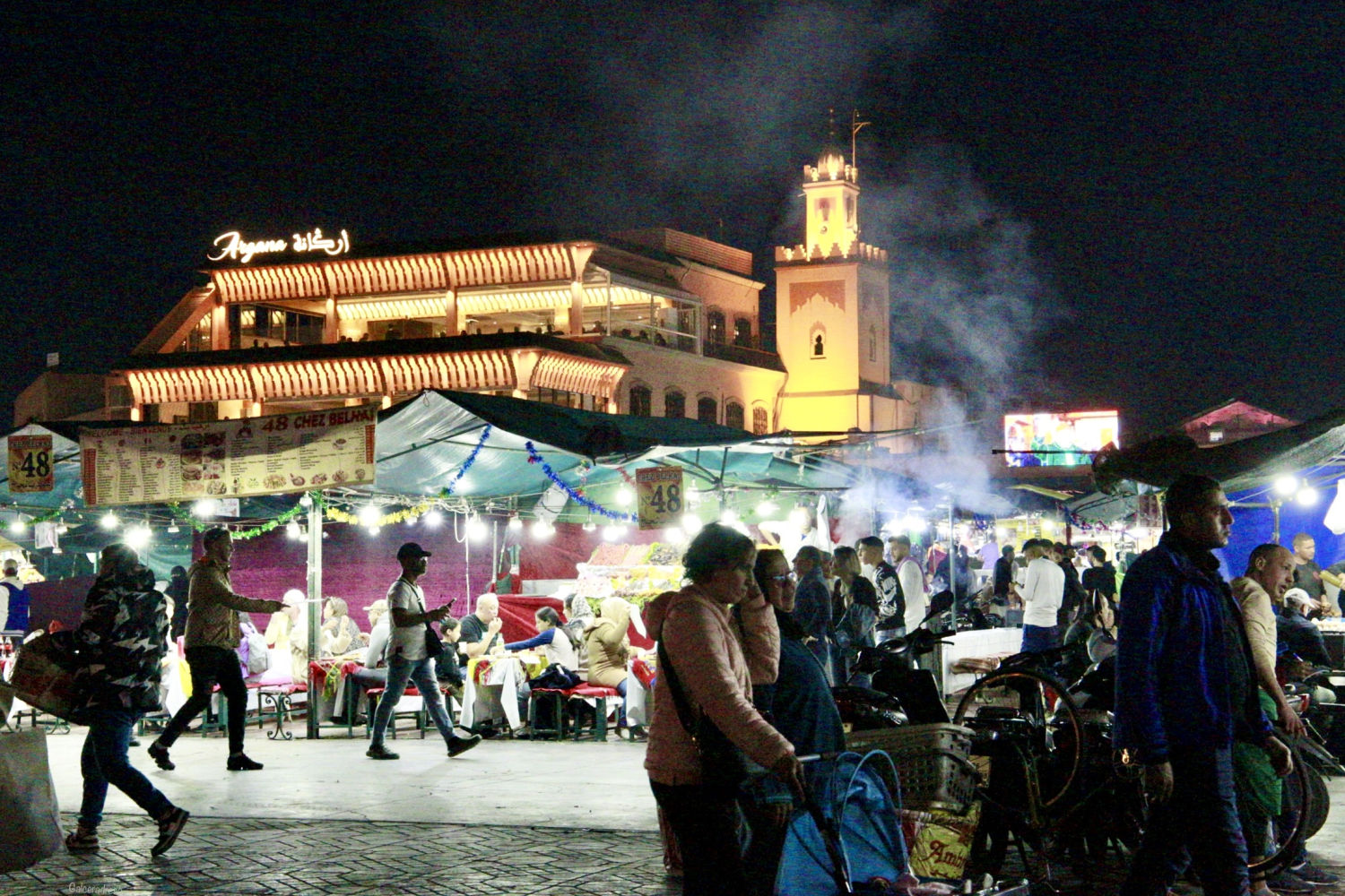 Vista nocturna de Jemaa el-Fnaa.