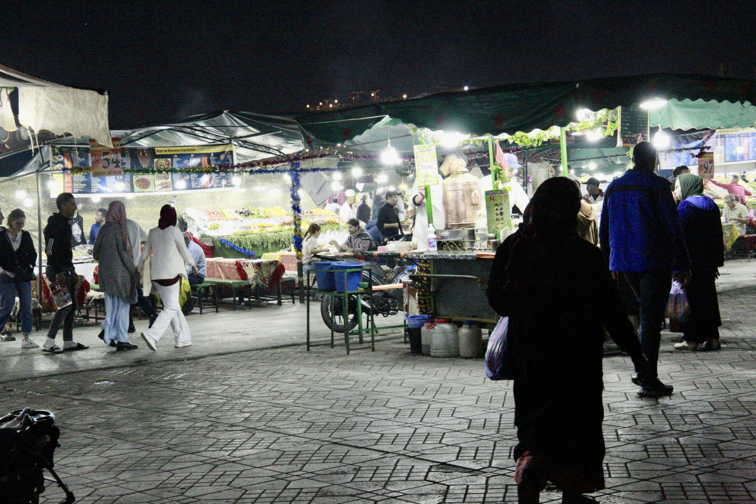 Cae la noche en Jemaa el-Fnaa.