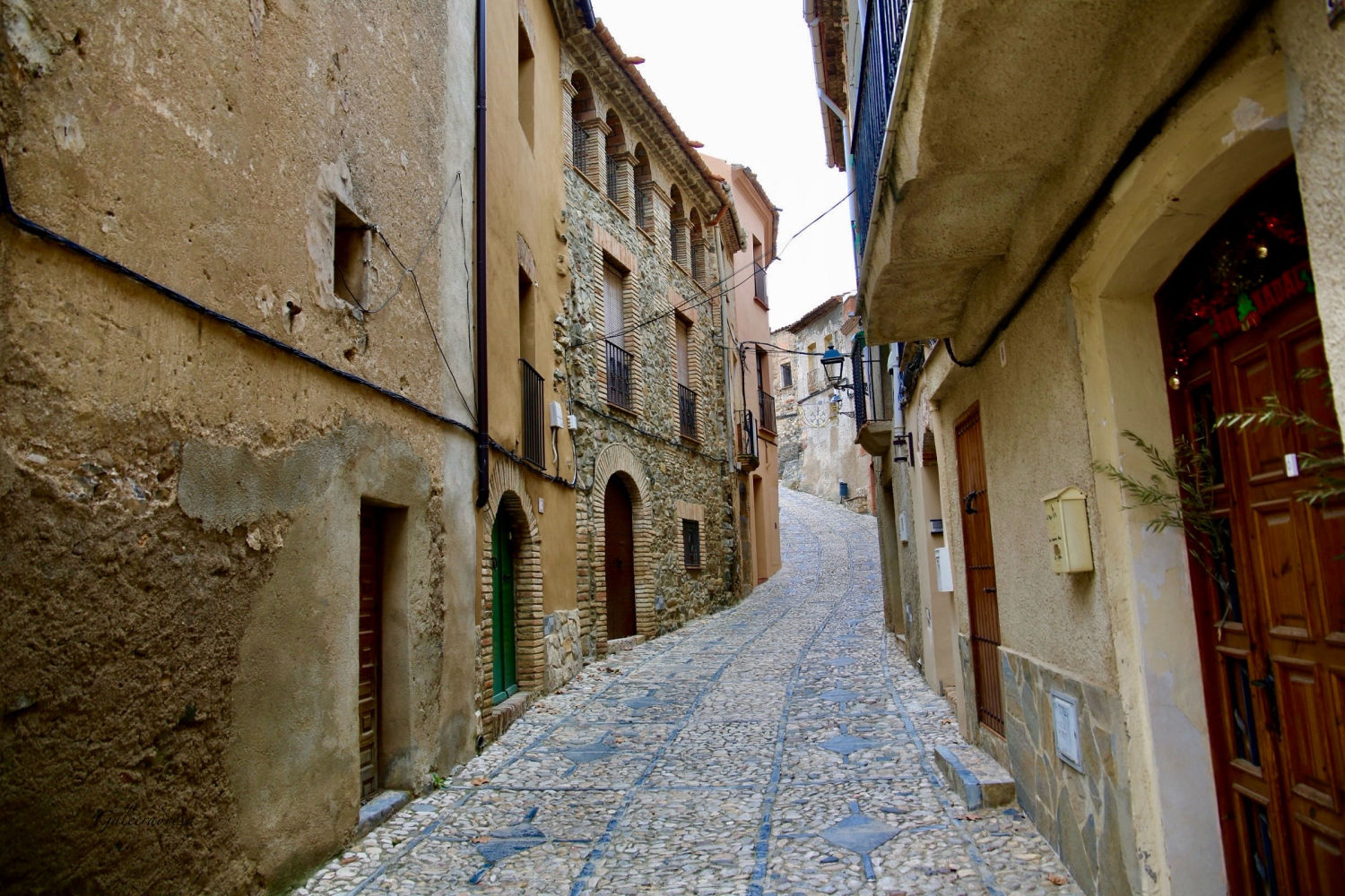 Las estrechas calles de Torroja del Priorat.
