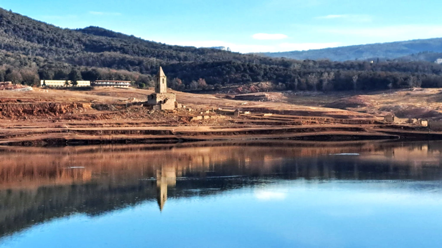 Poca agua y mucha tierra en el pantano de Sau.