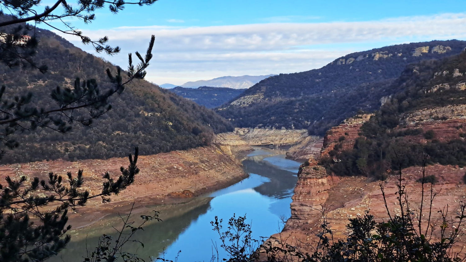 Perspectiva del pantano de Sau, al 9% de su capacidad.