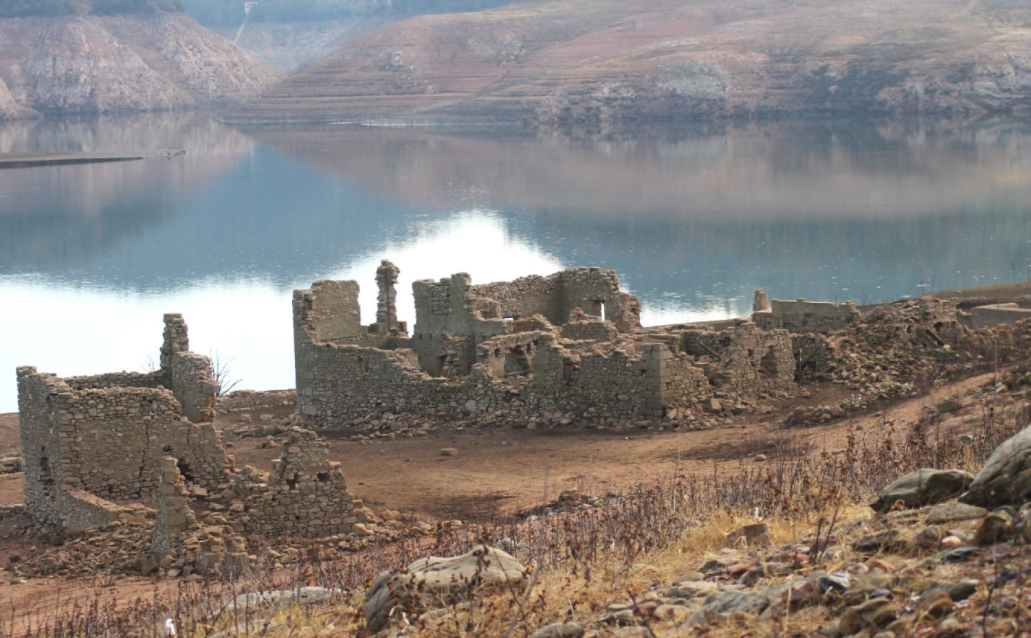 Ruinas a la vista en el pantano de Sau.