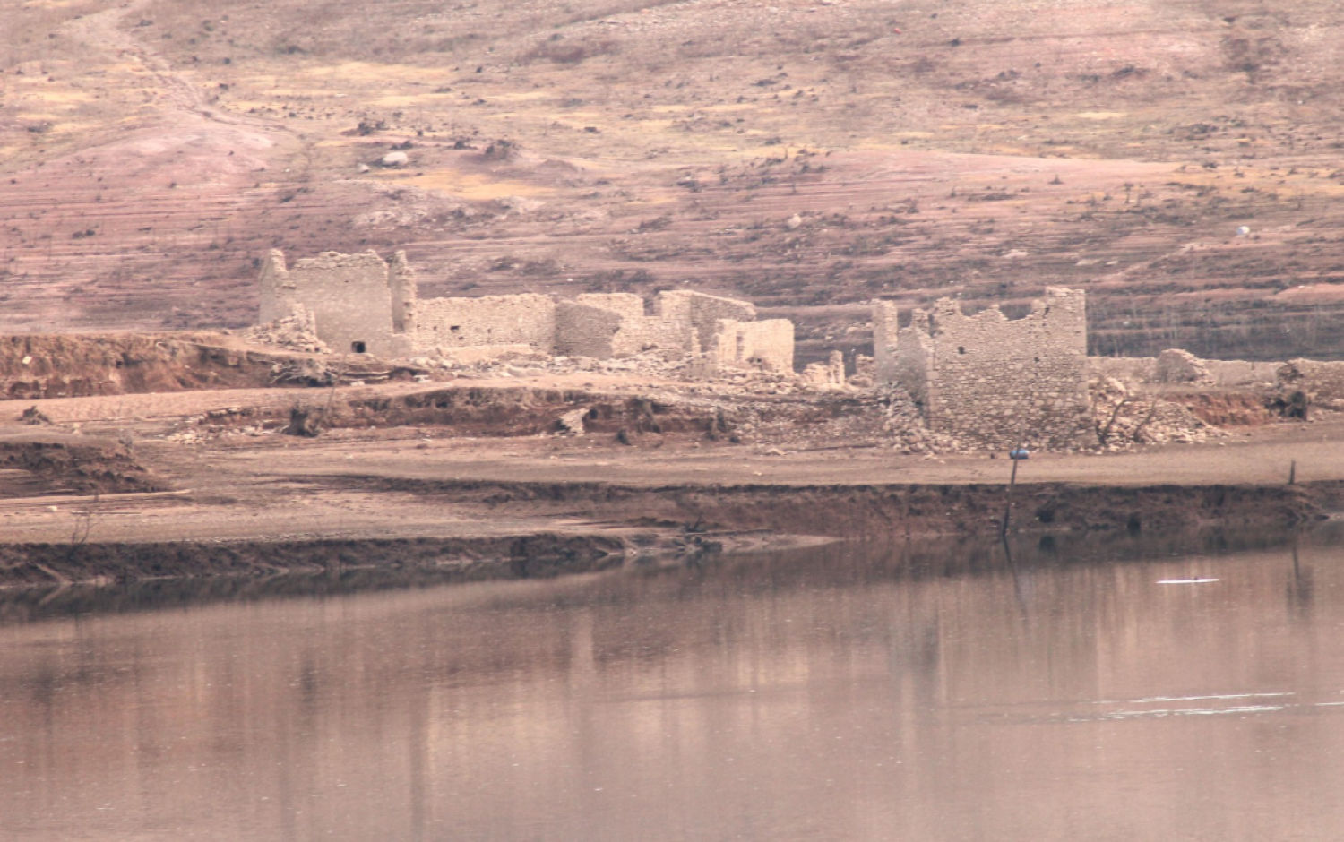 Poca agua y ruinas a la vista en el embalse de Sau.