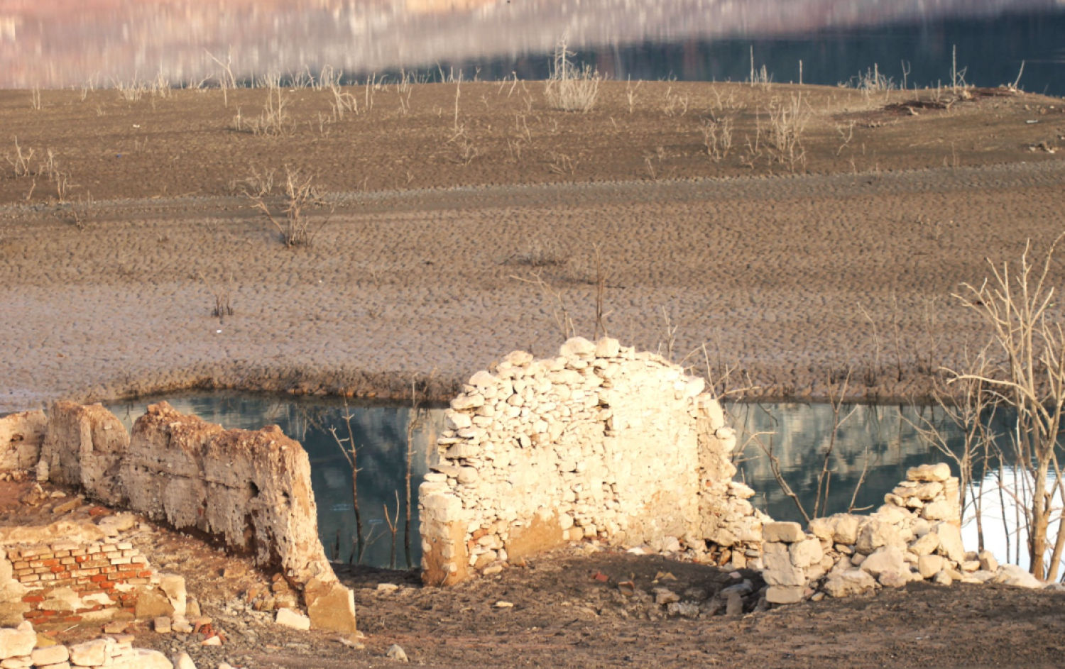 Visible sequía en el pantano de Sau.