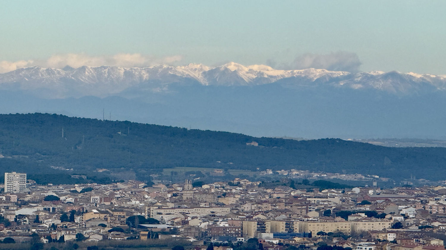 Vista de los Pirineos nevados desde el Far de Sant Sebastià.