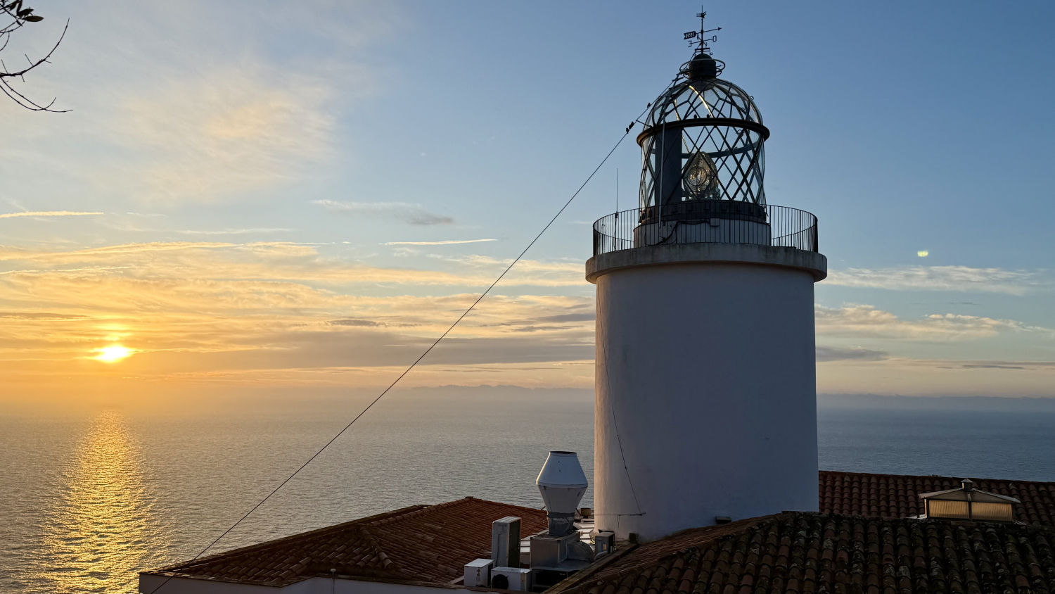 Amanecer en el Far de Sant Sebastià.