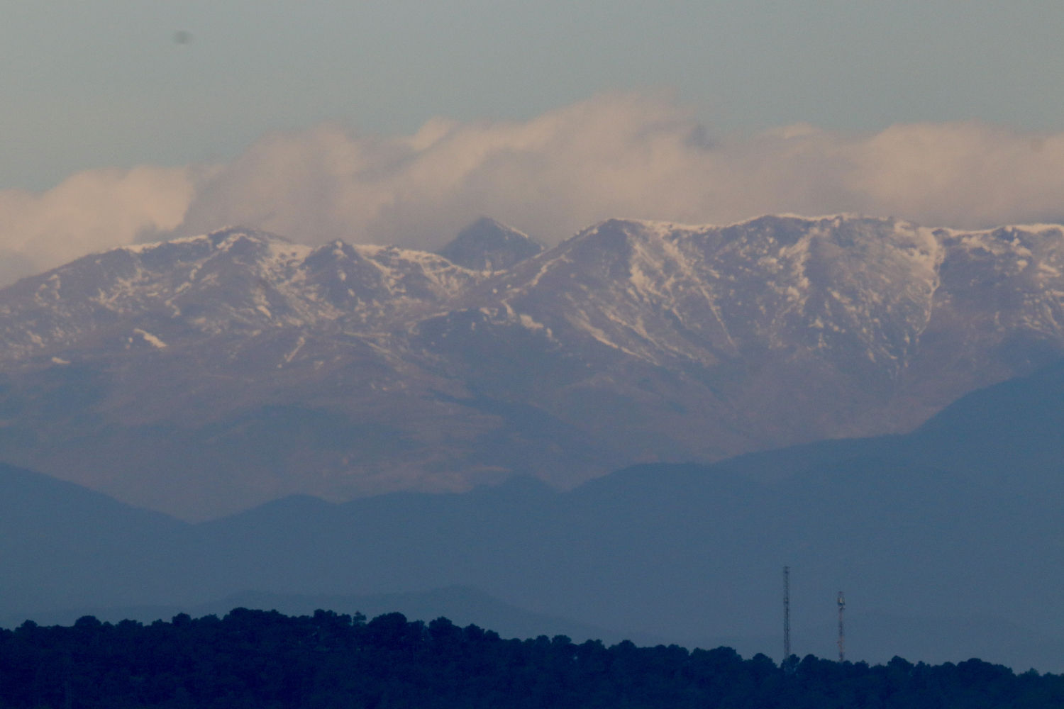 Detalle de los Pirineos visto desde el Far de Sant Sebastià.