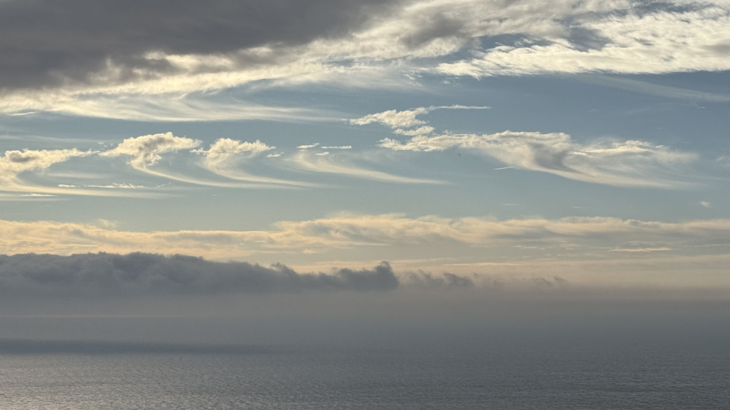 Mar de nubes divisado desde el Far de Sant Sebastià.