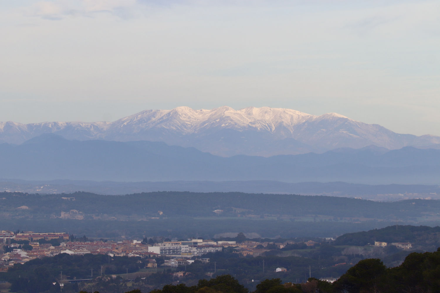 Vistas al Pirineo desde el Far de Sant Sebastià.