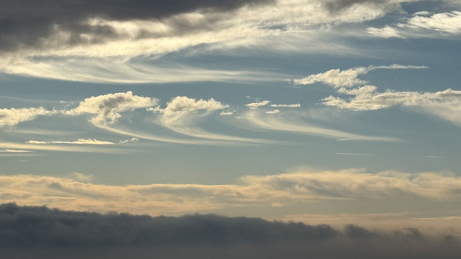 Cielo dibujado con nubes visto desde el Far de Sant Sebastià.