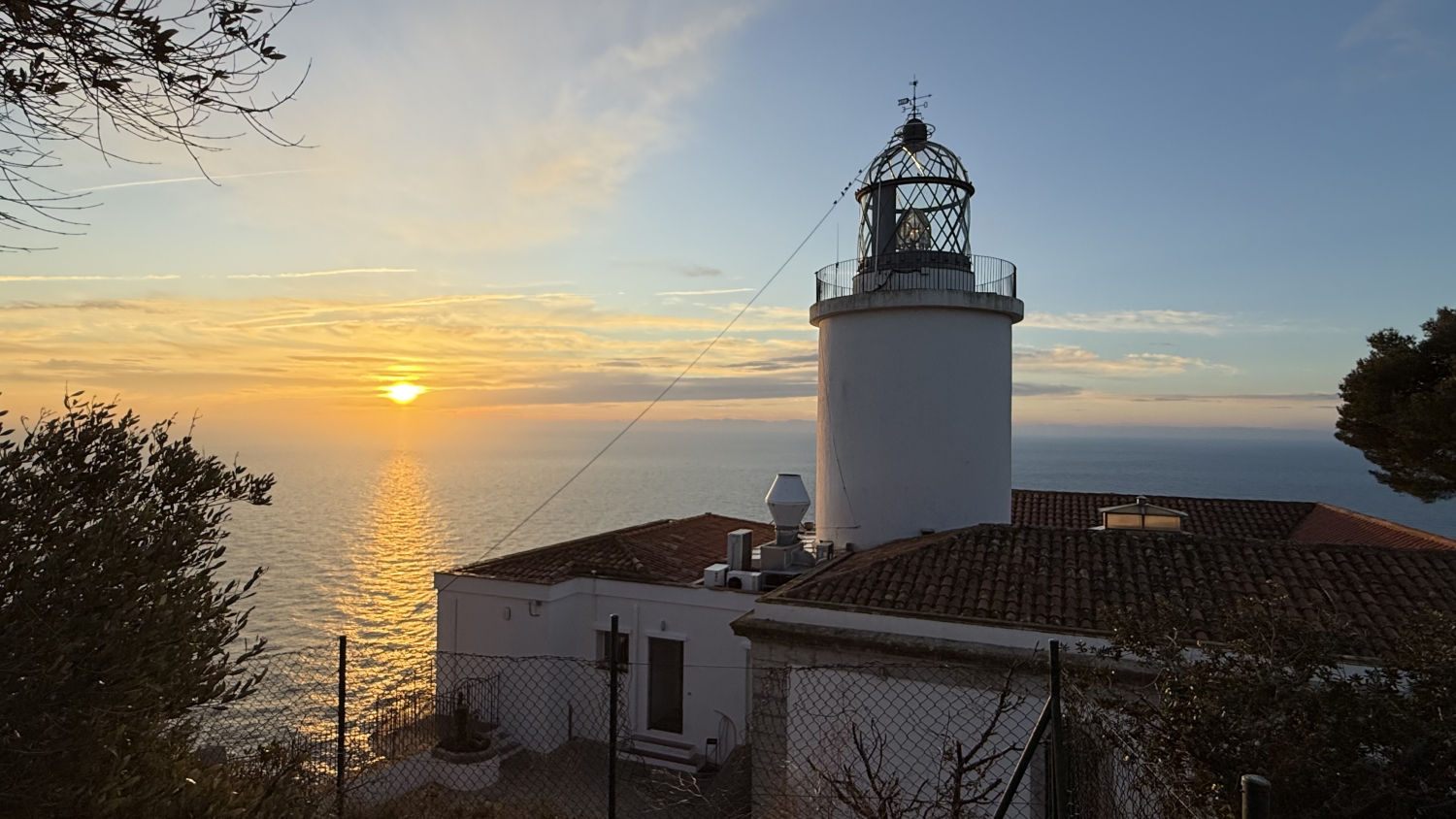 Far de Sant Sebastià al amanecer.