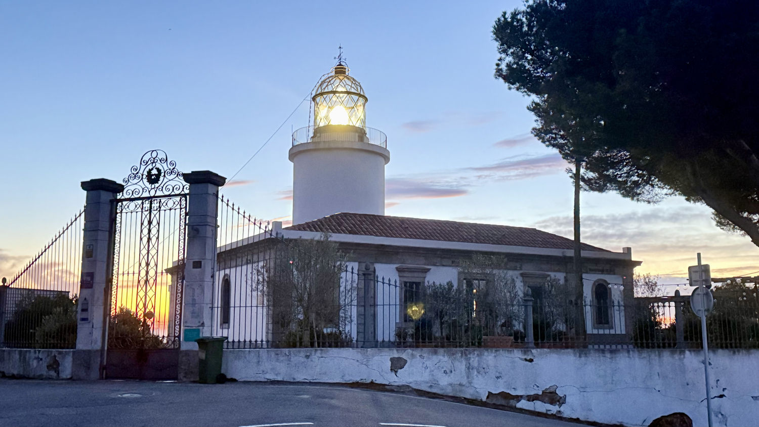 Far de Sant Sebastià iluminado.