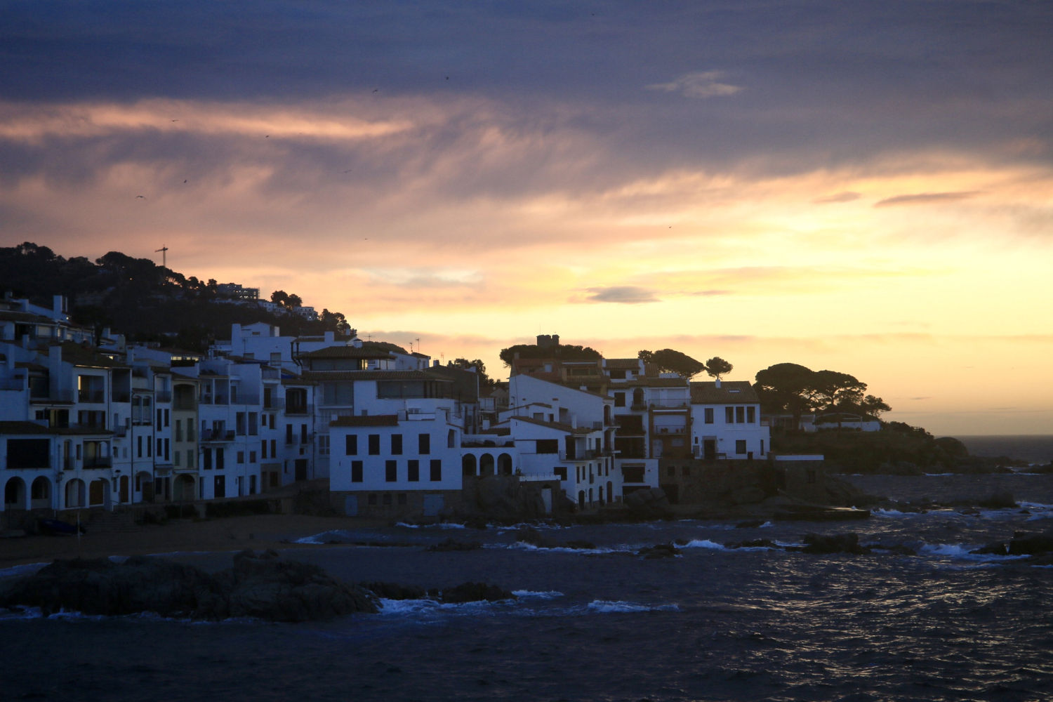 Cielo de cobre en los primeros compases del día en Calella de Palafrugell.