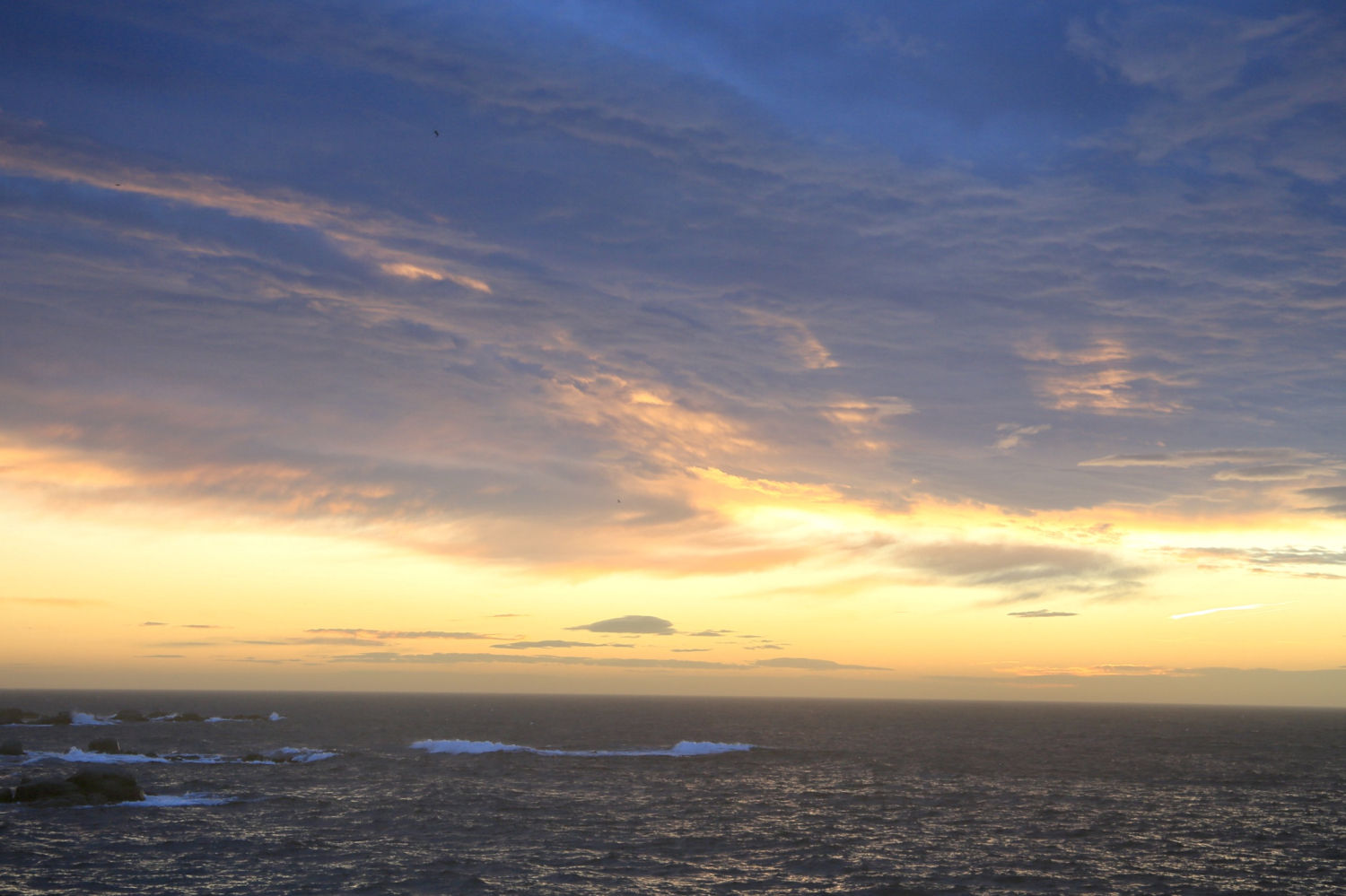 Nubes de cobre rozando el mar en Calella de Palafrugell.