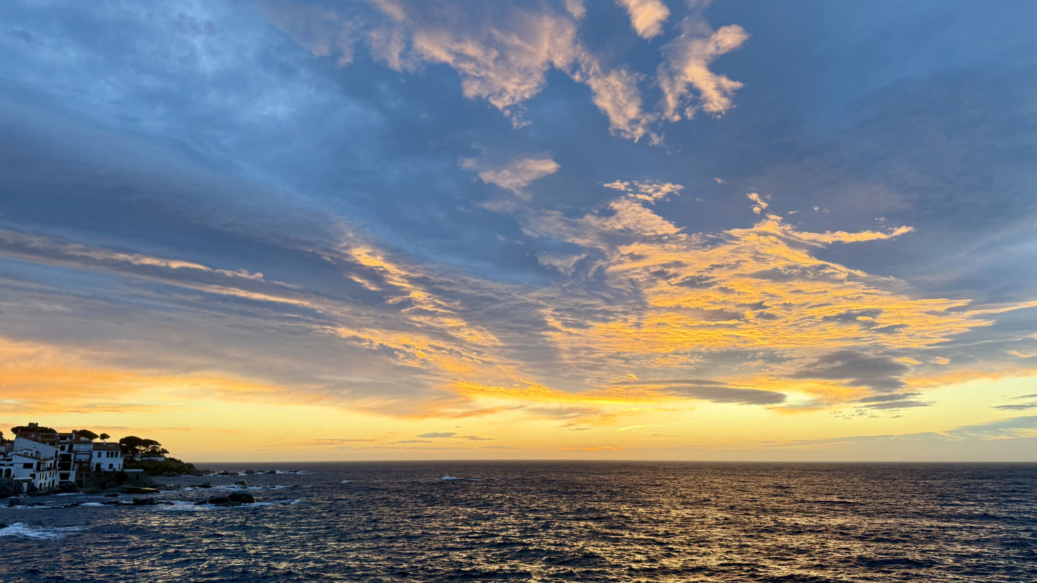 Azul y cobre en el amanecer de Calella de Palafrugell.