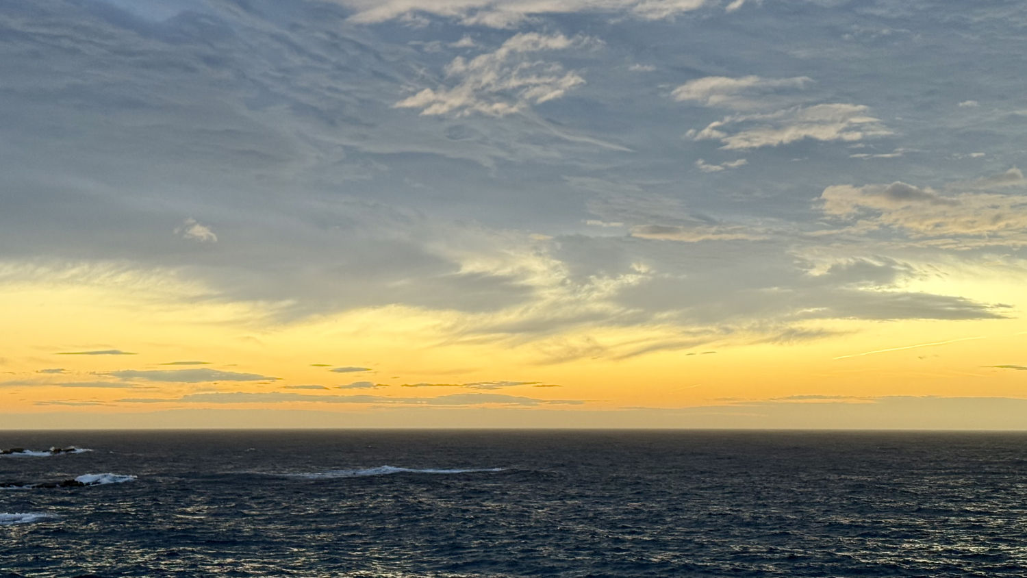 Línea de nubes de cobre bajo las grises, en Calella de Palafrugell.
