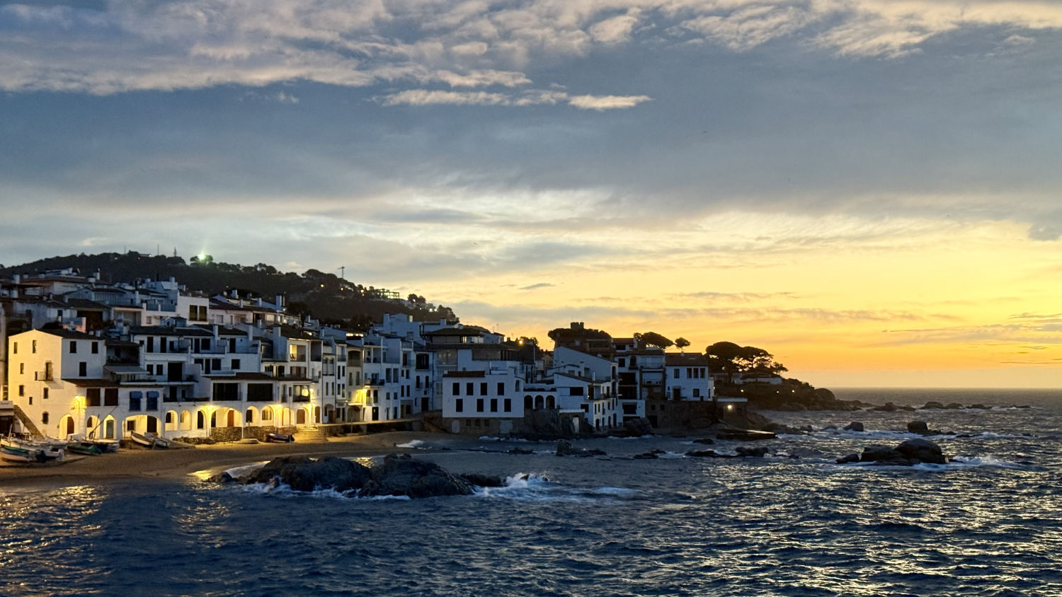 Calella de Palafrugell se ilumina con el cobre del cielo al amanecer.