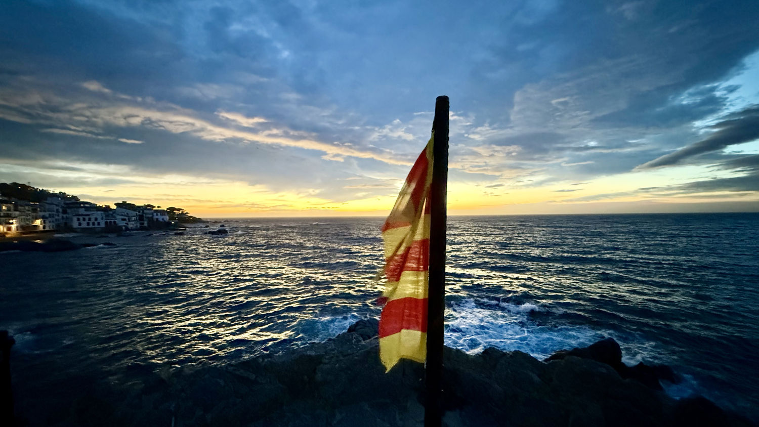 Mar de horizonte de cobre en Calella de Palafrugell.