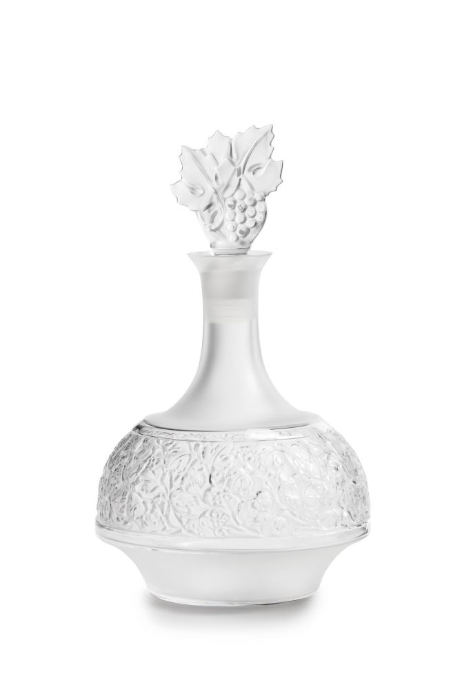 Este decantador de cristal satinado se inspira en el original diseñado por René Lalique en 1939
