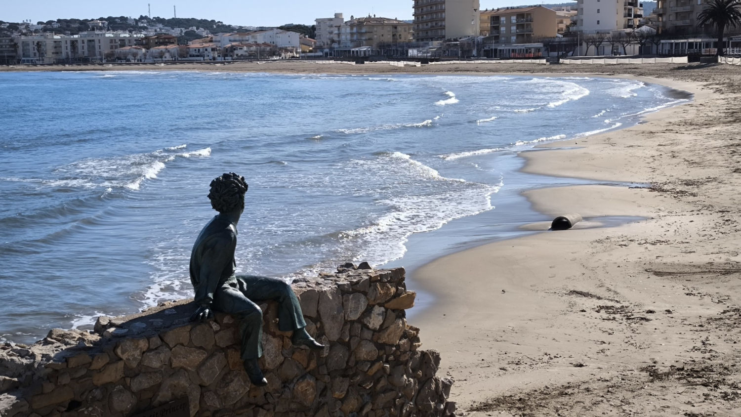 El Principito mirando la playa de Riells.