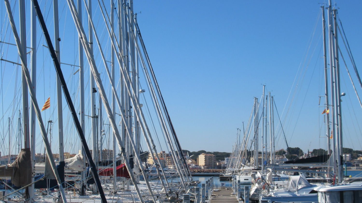 Mástiles de los veleros en L'Escala.