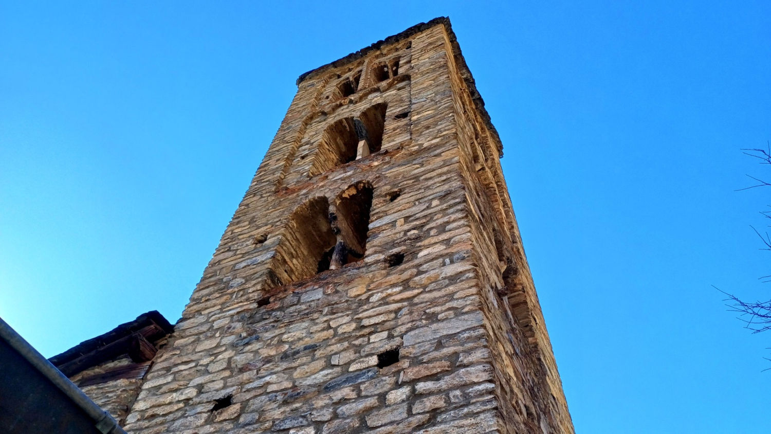 Detalle de las ventanas del campanario de Sant Climent de Pal.