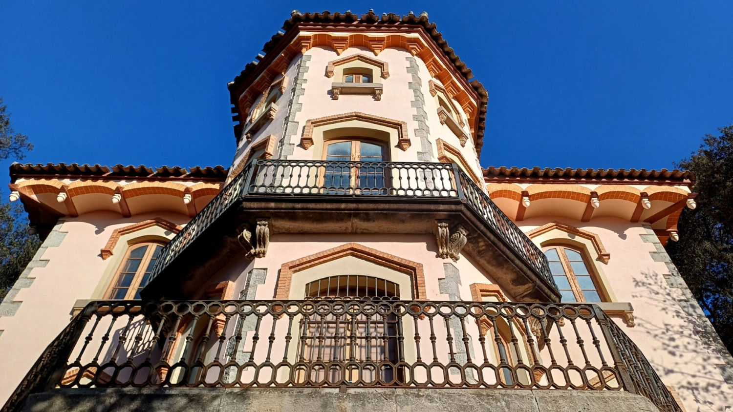 Detalle de la fachada de la torre señorial de la Colònia Pons de Puig-reig.